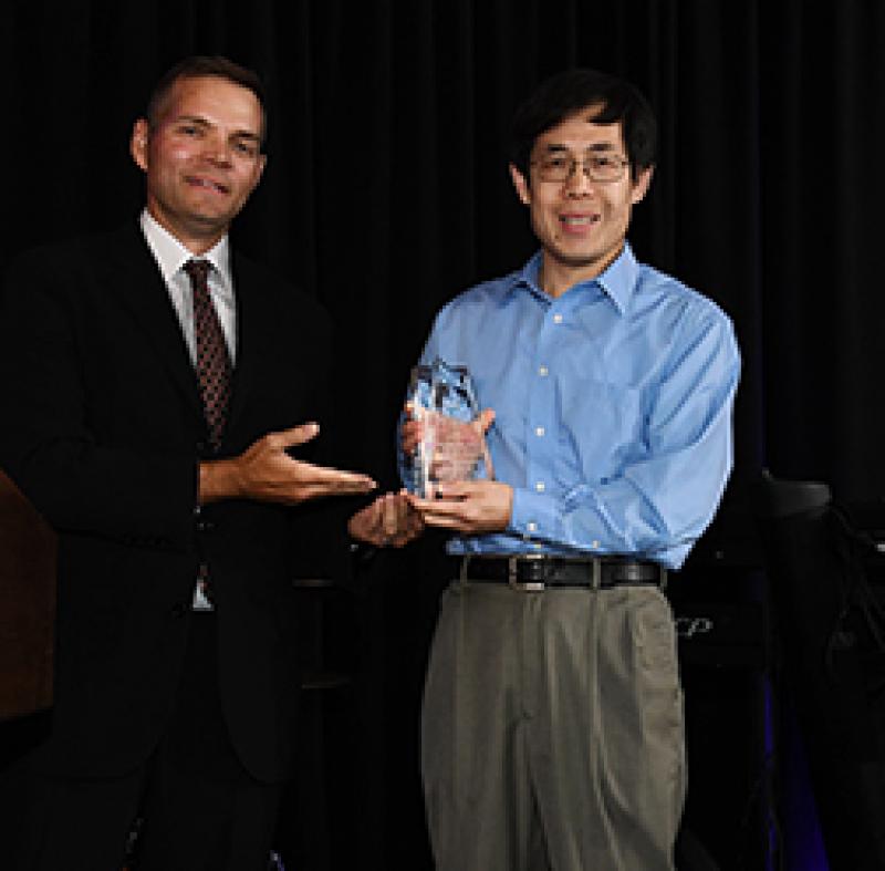 Jian-qiu Wu recieves Sanford Goldston Memorial Research Award