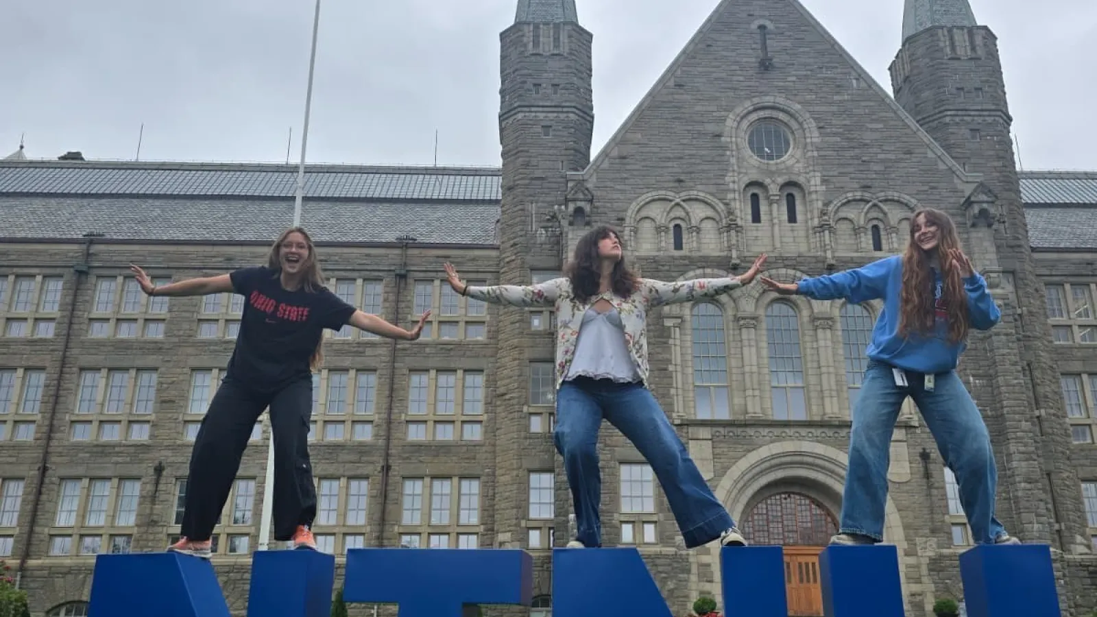 Jillian Philippo (Biomedical Engineering), Grace Whitmore (Entomology) and Abi Singstock (Molecular Genetics) in front of Hovedbygningen (main building) at NTNU during Summer 2025. At NTNU, Grace studied plant adaptation to stress, Abi researched the neural network in zebrafish and Jillian joined a group interested in complex macromolecules as possible biomaterials. 