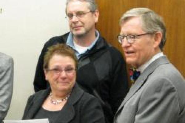 Dr. Hopper receiving award from President Gee