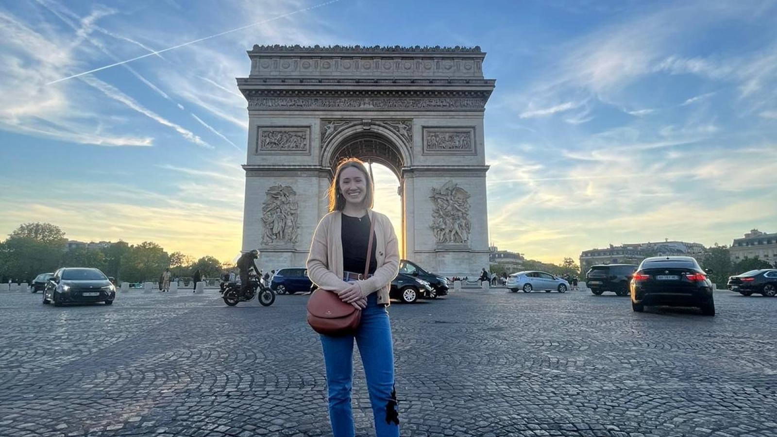 Emily Raiff in front of the arc of triumph in Paris
