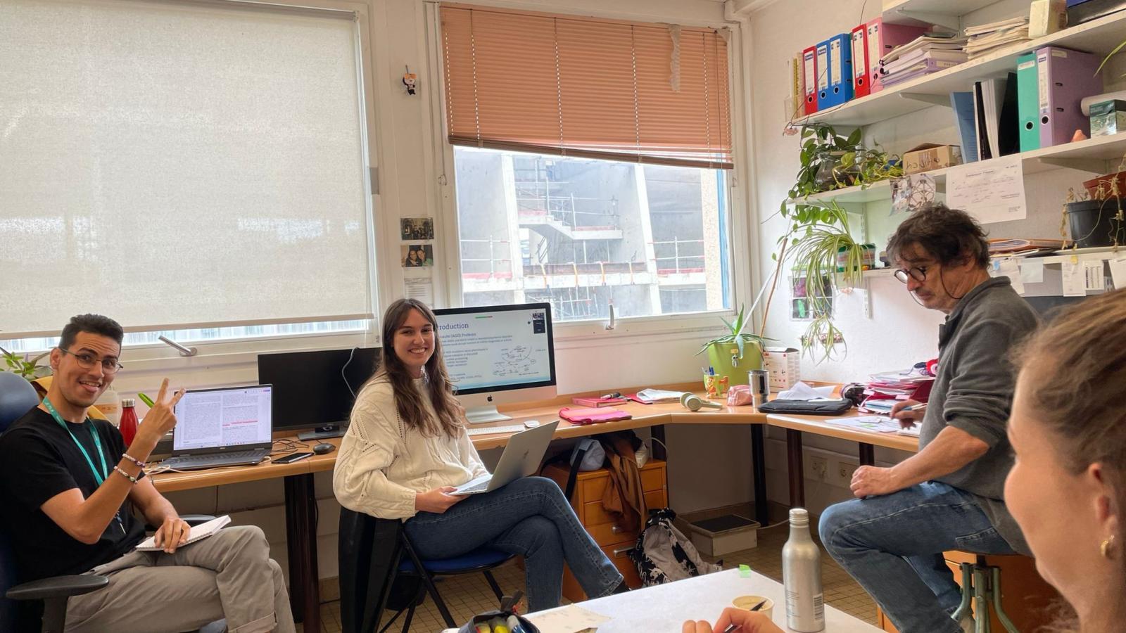 Mariana Correia presenting a research publication to her lab members at Sorbonne Université