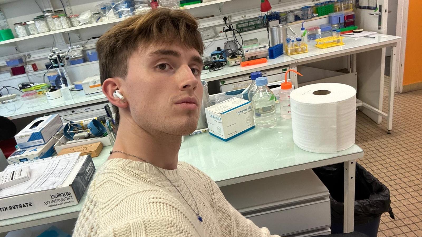 Henry Oman (Microbiology) in Dr. Carré's lab at Sorbonne Université