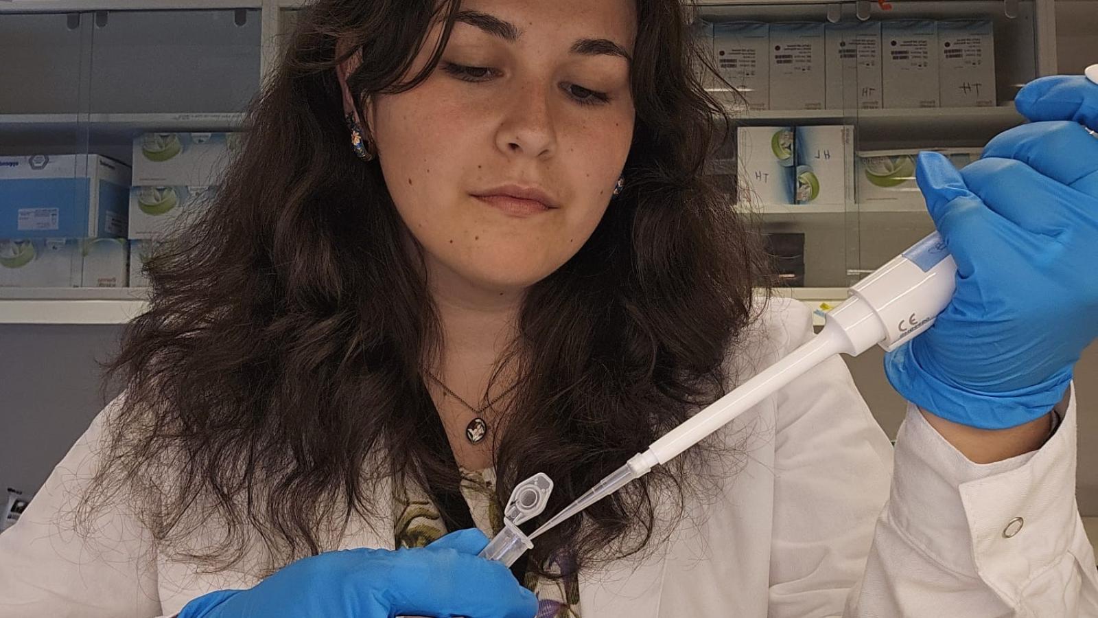 Grace Whitmore conducting research in the lab of Daniela Sueldo at NTNU (Summer 2025).