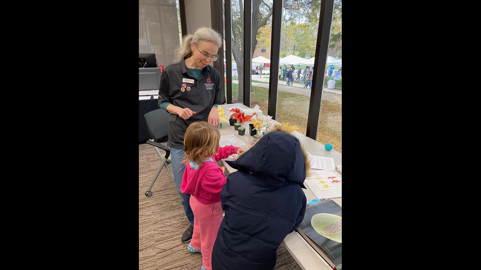 Anna Dobritsa talks about pollen with guests